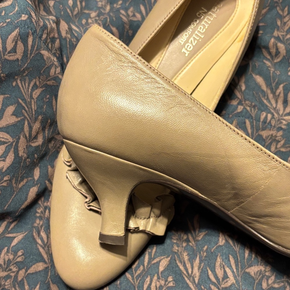 Naturalizer Beige Ruffle Heels - Picture 7 of 8